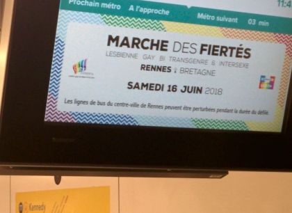 Un écran annonçant la Marche des Fiertés